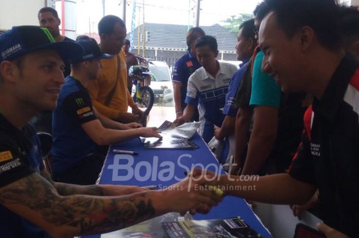 Rider tim Monster Energy Yamaha Factory seri Indonesia, Jeremy van Horebeek, bersalaman dengan penggemarnya dalam acara meet and greet di Yamaha Sentral, Pangkal Pinang, Bangka, Jumat (29/06/2018). Bersama Romain Febvre, Horebeek akan kembali menjajal trek GOR Sahabudin pada Sabtu (30/06/2018) dan Minggu (01/07/2018).