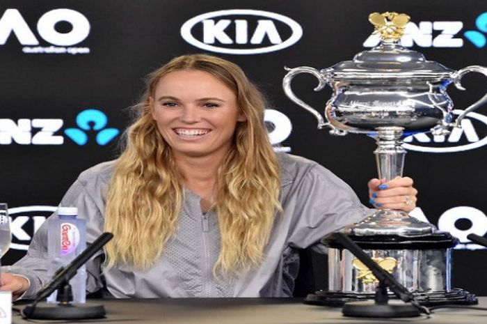 Caroline Wozniacki saat memegang piala Daphne dalam sebuah sesi wawancara usai sukses menjuarai ajang Australian Open 2018, Sabtu (27/1/2018).