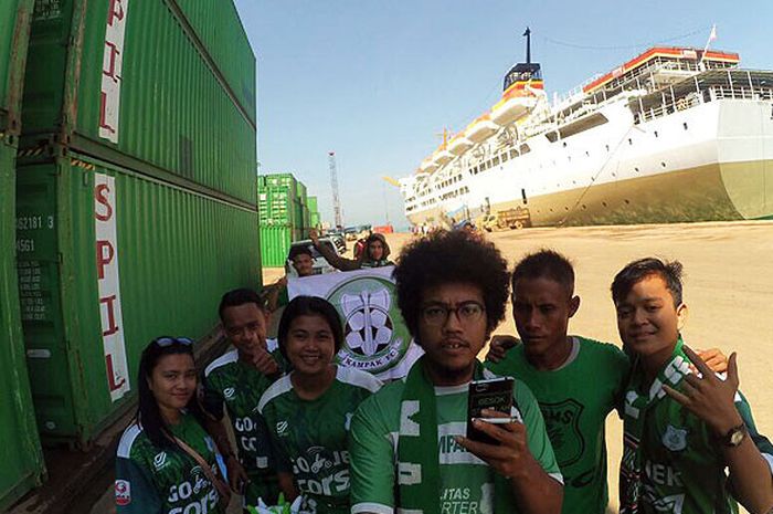 Beberapa suporter PSMS Medan dari Kampak FC, berfoto dekat kapal laut yang akan membawa mereka menuju Jakarta.