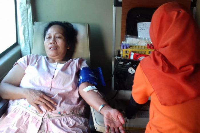 Seorang ibu tengah mendonorkan darahnya pada acara Pit-pitan Haornas 2018 yang digelar di Solo, Jawa Tengah, Minggu (9/9/2018). 