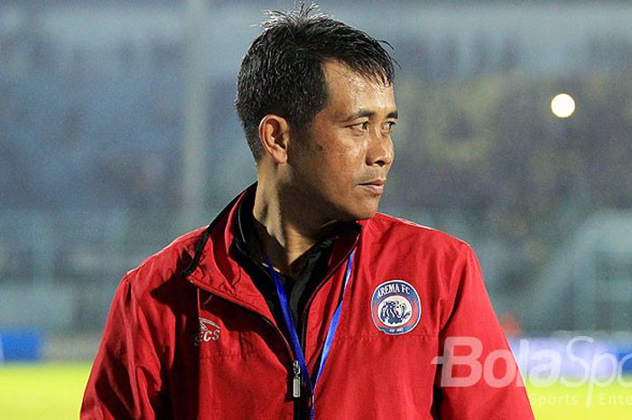 Ekspresi pelatih Arema FC, Joko Susilo (kiri), saat mendampingi timnya melawan PSIS Semarang pada laga pekan kedua turnamen Piala Presiden 2018 Grup E di Stadion Kanjuruhan Malang, Jawa Timur, Kamis (25/01/2018) malam.