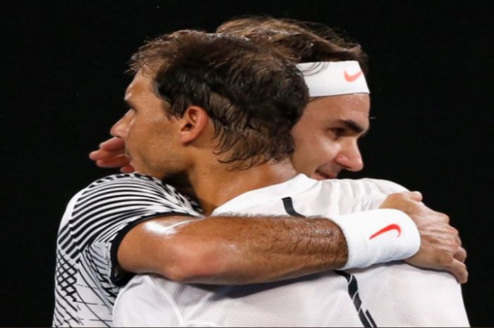  Roger Federer (bandana) dan Rafael Nadal saling berpelukan usai partai final Australian Open 2017 (29/1/2017). 