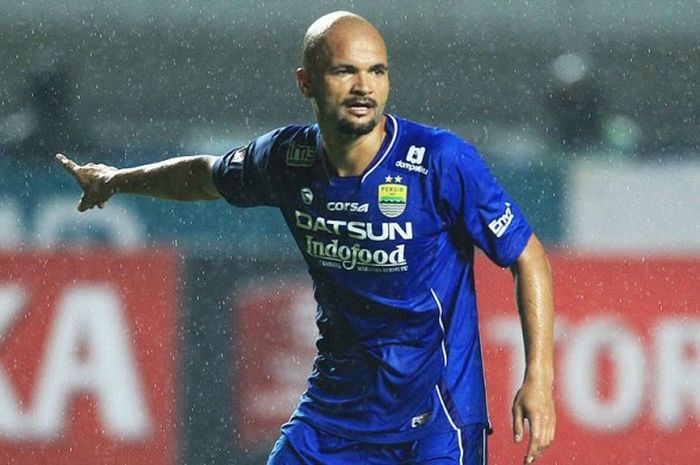  Aksi striker Persib Bandung, Sergio van Dijk, saat melawan Persija Jakarta dalam laga lanjutan Tora