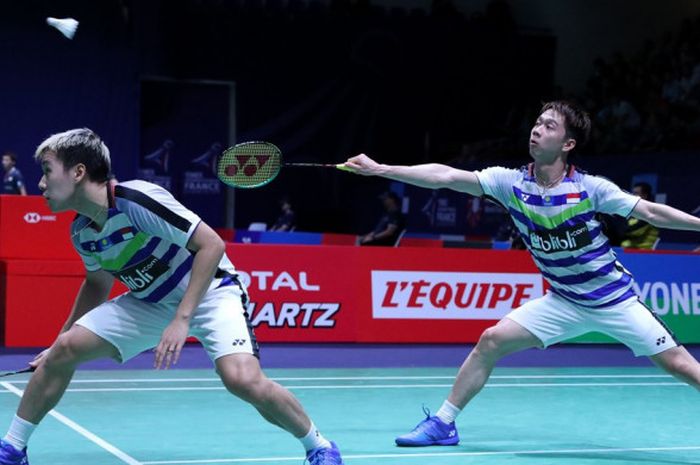 Pasangan ganda putra nasional Indonesia, Marcus Fernaldi Gideon/Kevin Sanjaya Sukamuljo, saat menghadapi Hiroyuki Endo/Yuta Watanabe (Jepang) pada babak kedua turnamen French Open 2018 di Stade Pierre de Coubertin, Paris, Prancis, Kamis (25/10/2018).