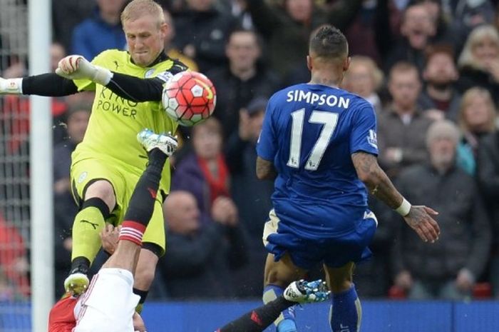 Kiper Leicester City, Kasper Schmeichel, menghalau bola dalam laga Premier League kontra Manchester United di Stadion Old Trafford, Minggu (1/5/2016).