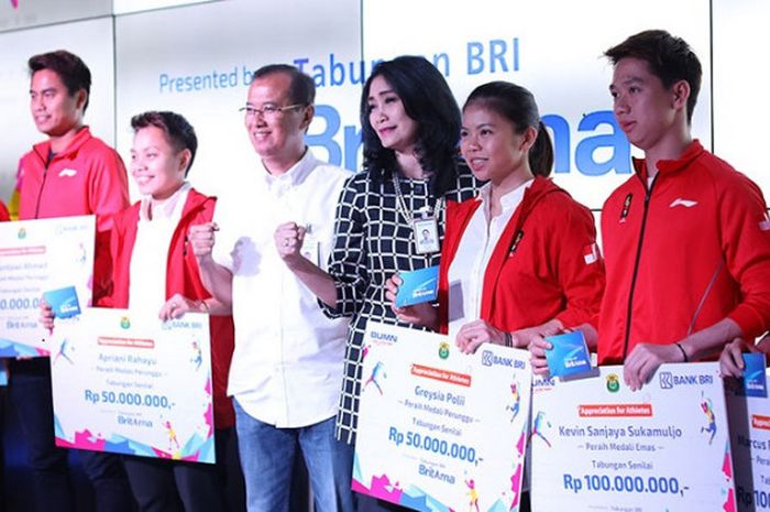 Tim bulu tangkis Indonesia yang meraih medali pada Asian Games 2018 berpose saat mendapat bonus dari BRI, Rabu (31/10/2018).