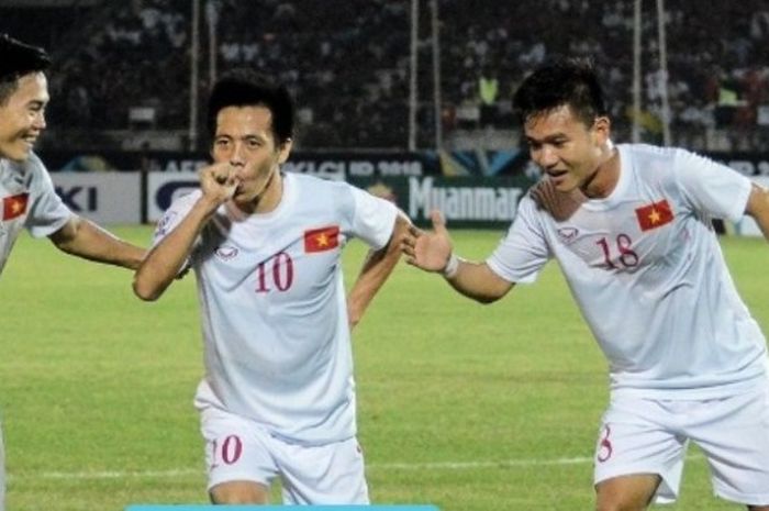 Tiga pemain Vietnam, Nguyen Van Toan (21), Nguyen Van Quyet (10), dan Dinh Thanh Trung (18) melakuka