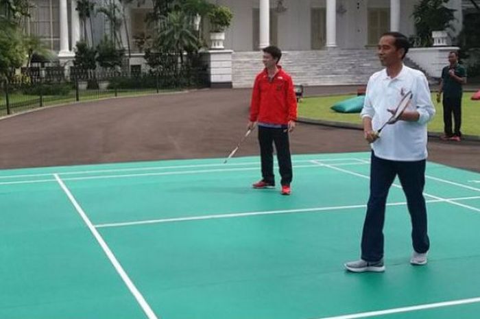 Presiden Joko Widodo bersama Kevin Sanjaya Sukamuljo sedang bermain bulu tangkis di Istana Bogor, Jawa Barat, dalam peringatan Hari Sumpah Pemuda, Sabtu (28/10/2017). 