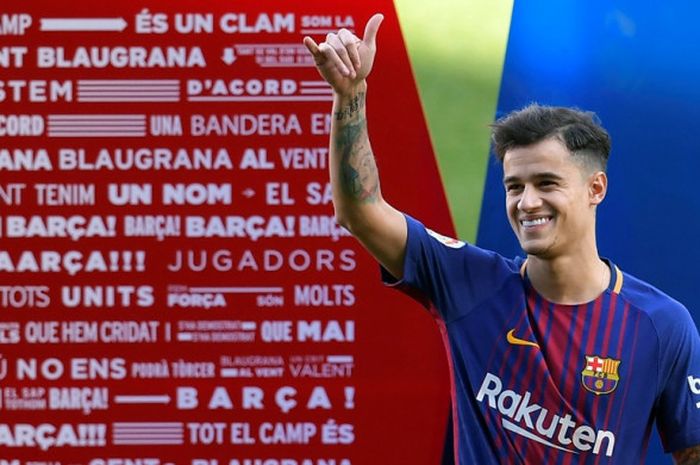 Gelandang FC Barcelona, Philippe Coutinho, berpose dalam acara presentasi resmi pengenalan dirinya di Stadion Camp Nou, Barcelona, Spanyol, pada 8 Januari 2018.