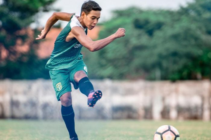 Gelandang Persebaya, Misbakhus Solikin.