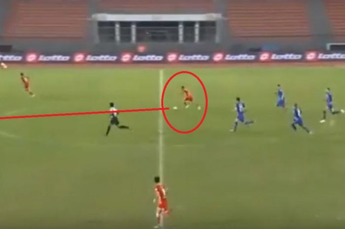 Cuplikan gol Evan Dimas ke gawang PKNS FC di Stadion Bola Sepak Kuala Lumpur, Rabu (6/6/2018).