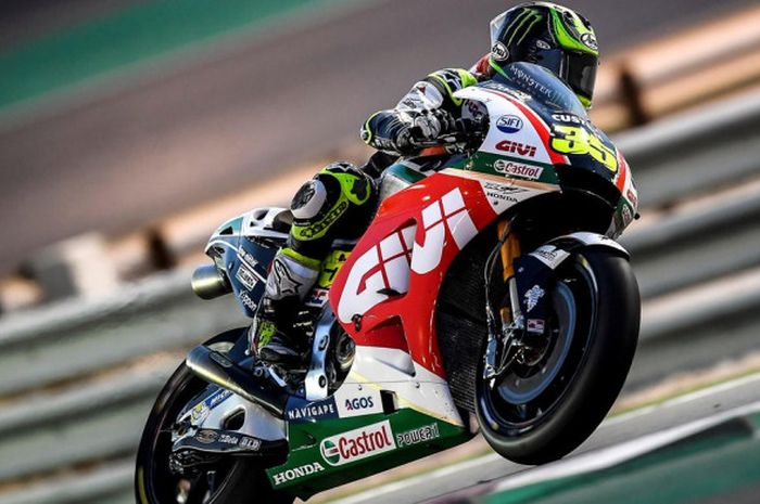 Pebalap LCR Honda, Cal Crutchlow, mengendarai motor tanpa fairing dalam tes pramusim MotoGP di Sirkuit Losail, Doha, Qatar, pada 1 Maret 2018. 