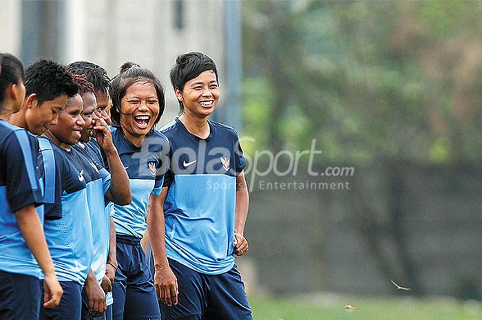 Pemain Timnas Sepakbola putri Indonesia berlatih di Sawangan, Depok, Jawa Barat, Senin (13/4/2015) menjelang keberangkatan ke Vietnam untuk mengikuti ajang AFF Women Championship.