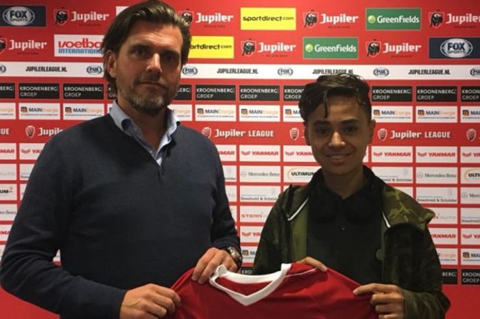 Atlet eSports pertama milik Almere City, Tjardo Paliama (kanan), bersama General Manager klub, John Bes.