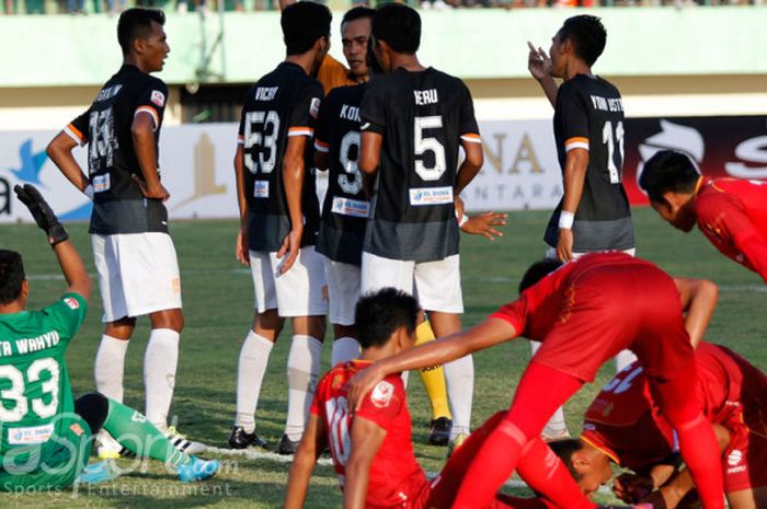 Kiper Okta Wahyu Agus Prakoso (PSIR) kena kartu merah setelah menjatuhkan lawan.