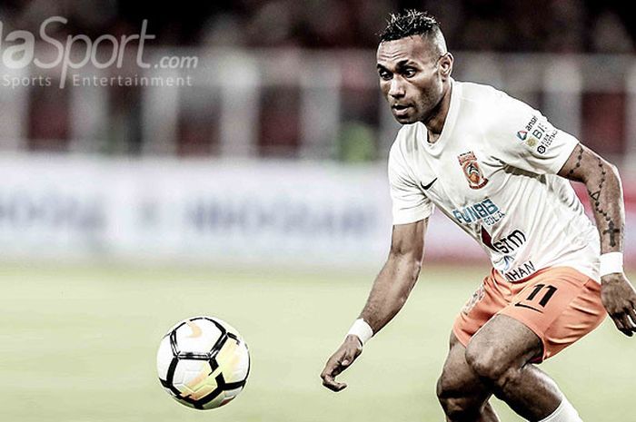  Aksi gelandang Borneo FC, Titus Bonai, saat menggiring bola dalam laga pekan keempat Liga 1 2018 melawan Persija Jakarta di Stadion Utama Gelora Bung Karno, Sabtu (14/4/2018) malam. 