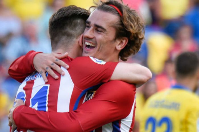 Tumpuan lini depan Atletico Madrid, Kevin Gameiro dan Antoine Griezman, melakukan selebrasi dalam laga kontra Las Palmas pada  29 April 2017