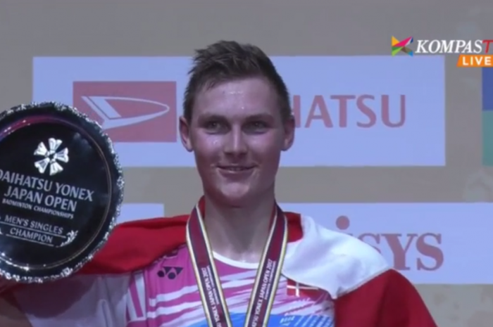 Viktor Axelsen berhasil menjadi juara Japan Open Superseries di sektor tunggal putra setelah mengalahkan Lee Chong Wei dengan skor 21-14, 19-21, 21-14. 