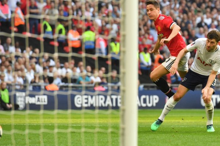 Proses gol yang diciptakan gelandang Manchester United, Ander Herrera, ke gawang Tottenham Hotspur pada laga semifinal Piala FA di Stadion Wembley, Sabtu (21/4/2018) waktu setempat.