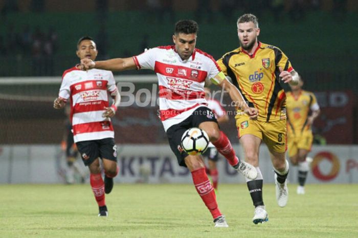 Kapten Madura United, Fabiano Beltrame, saat tampil dalam pertandingan Liga 1 melawan Mitra Kukar, Kamis (13/9/2018). 