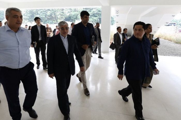 Ketua Umum Inasgoc Erick Thohir (kanan) bersama perwakilan 45 Negara Peserta Asian Games 218 meninjau Istora Senayan, Jakarta, Kamis (29/3/2018).