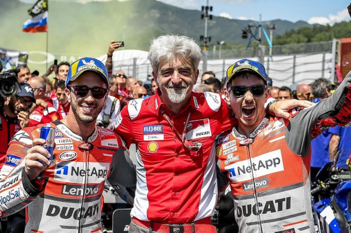  General Manager Ducati Corse, Luigi Dall'Igna (tengah), merayakan kesuksesan Ducati meraih double podium pada balapan MotoGP Italia (3/6/2018) bersama kedua pebalapnya Andrea Dovizioso (kiri) dan Jorge Lorenzo. 