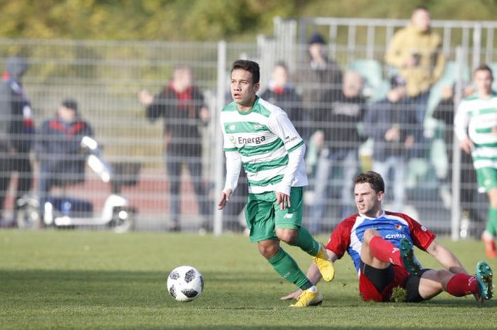 Egy Maulana Vikri saat membela Lechia Gdansk II melawan Gryf Slupsk dalam lanjutan kompetisi IV Liga (kasta kelima Liga Polandia) pada Sabtu (17/11/2018).