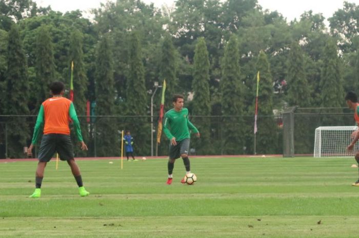 Pemain timnas U-19 Indonesia, Egy Maulana Vikry (tengah) menguasai bola dalam sesi mini gim pada TC hari kedelapan di Stadion UNY, Yogyakarta, Sabtu (26/5/2018) sore. 