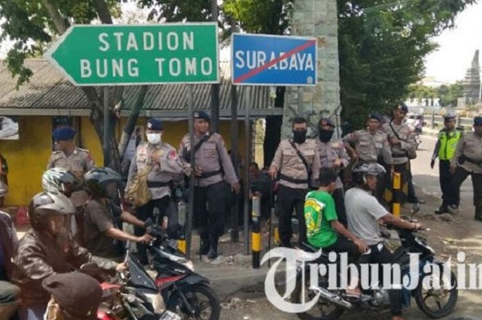 Polisi mengamankan ketat di sekitar jalan menuju GBT, Minggu (19/3/2017) 