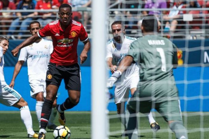 Penyerang Manchester United, Anthony Martial berhasil lolos dari penjagaan pemain Real Madrid saat kedua tim bertemu di ajang International Champions Cup 2017, Senin (24/7/2017).