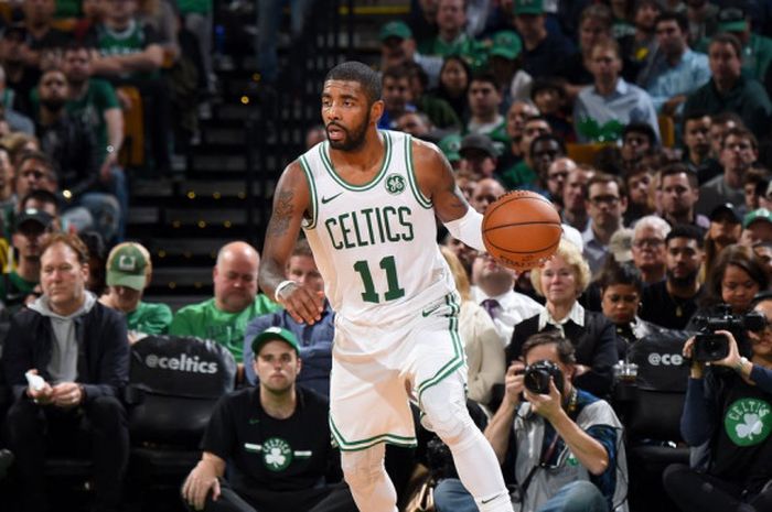 Aksi pemain Boston Celtics, Kyrie Irving (#11) saat berusaha melewati penjagaan pemain Milwaukee Bucks dalam laga lanjuta NBA 2018/19, Jumat (2/11/2018) pagi WIB.