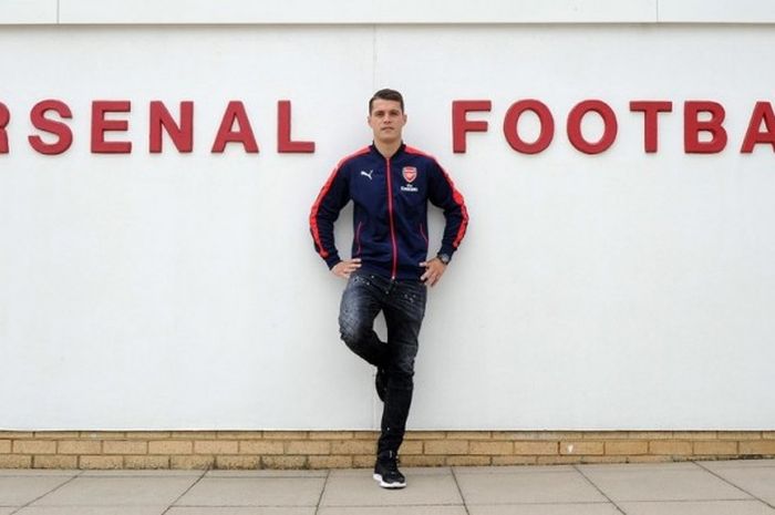 Gelandang baru Arsenal, Granit Xhaka, berpose dalam sesi pemotretan setelah resmi menjadi bagian dari skuat The Gunners.