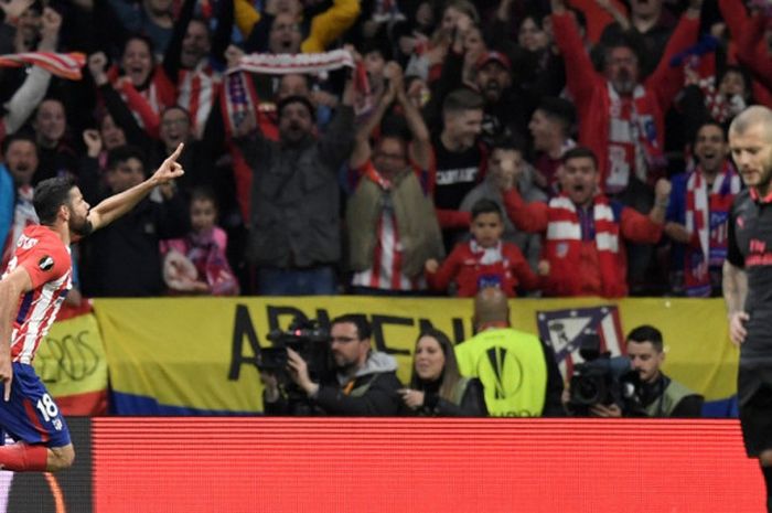 Penyerang Atletico Madrid, Diego Costa (kiri), merayakan gol yang dicetak ke gawang Arsenal dalam laga leg kedua semifinal Liga Europa di Stadion Wanda Metropolitano, Madrid, Spanyol pada 3 Mei 2018.