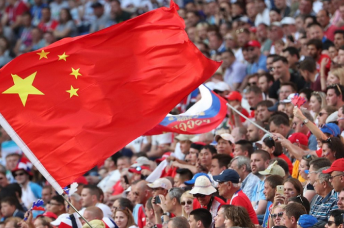 Bendera China diantara ribuan suporter timnas Rusia.