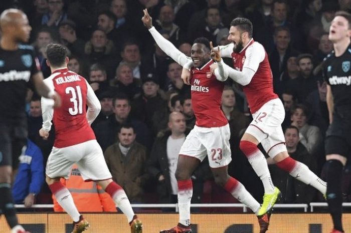 Penyerang Arsenal, Danny Welbeck (tengah), merayakan golnya ke gawang West Ham United bersama Sead Kolasinac dan Olivier Giroud dalam laga Piala Liga Inggris di Stadion Emirates pada Rabu (20/12/2017) dini hari WIB.