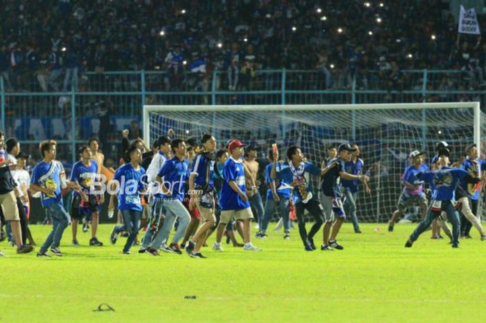 Beberapa oknum suporter memasuki lapangan Stadion Kanjuruhan seusai pertandingan Liga 1 2018, Arema FC Vs Persib Bandung, Minggu (15/4/2018) 