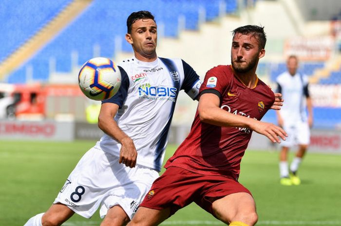 Gelandang AS Roma, Bryan Cristante (kanan), berduel dengan pemain Chievo Verona, Ivan Radovanovic, dalam pertandingan Liga Italia, 16 September 2018 di Stadion Olimpico, Roma.