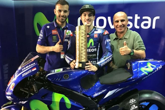 Pebalap tim Movistar Yamaha, Maverick Vinales, bersama manajernya, Paco Sanchez.