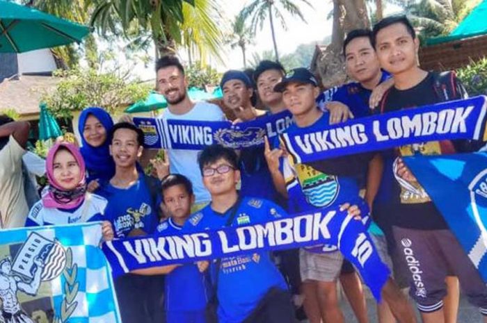 Jonathan Bauman dengan Viking Lombok, ketika berlibur di Bali, Senin (11/6/2018)