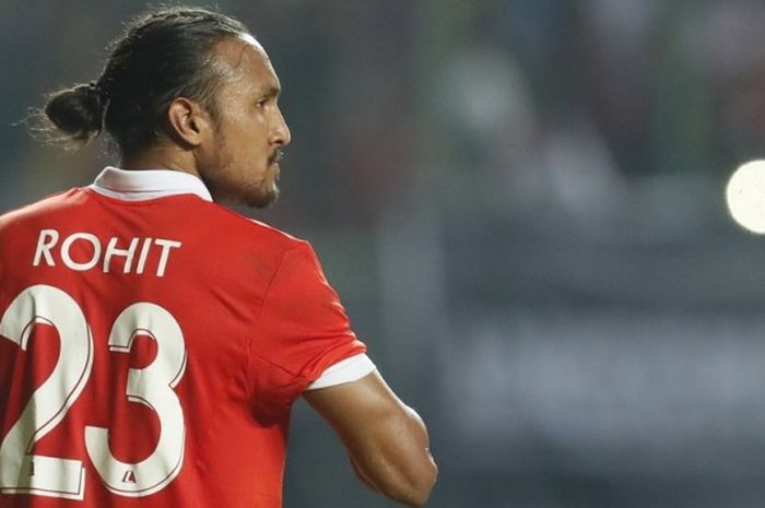 Gelandang Persija Jakarta, Rohit Chand, dalam pertandingan uji coba menghadapi Indonesia U-22 di Stadion Patriot Candrabhaga, Bekasi, pada Rabu (5/4/2017).