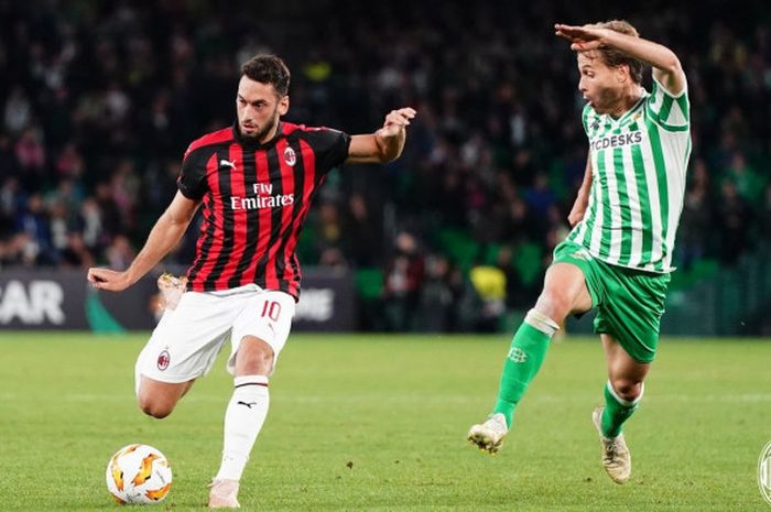 Gelandang AC Milan, Hakan Calhanoglu (kiri), beraksi dalam laga Grup F Liga Europa melawan Real Betis di Stadion Benito Villamarin, Seville, Spanyol pada 8 November 2018.