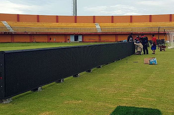 Pemasangan LED di Stadion  Gelora Ratu Pamelingan (SGRP) Pamekasan pada Selasa (13/4/2018) pagi.