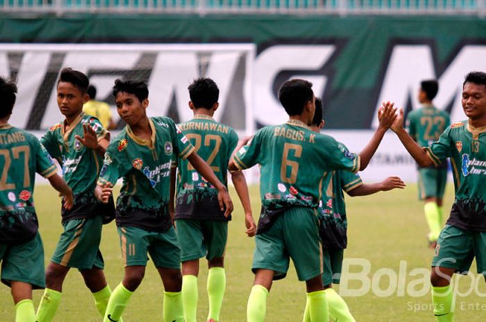 Para pemain DIY U-15 merayakan kemenangan sekaligus menempati peringkat ketiga di Piala Soeratin 2017.