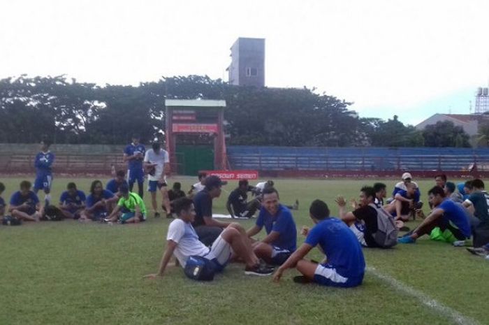 Pemain Persib Bandung terkurung di Stadion Andi Mattalatta, Makassar, Sabtu (15/10/2017).