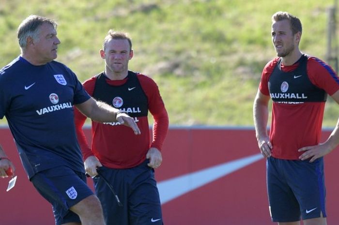 Manajer timnas Inggris, Sam Allardyce (kiri) bersama Wayne Rooney dan Harry Kane dalam latihan di St George's Park, Inggris, pada 30 Agusttus 2016.