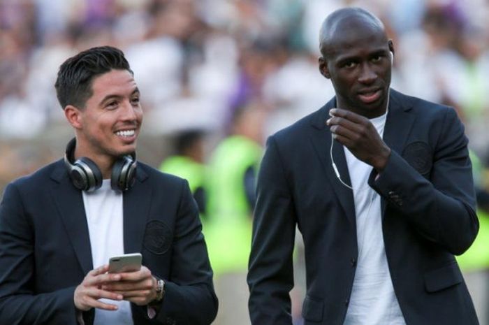 Gelandang serang Manchester City, Samir Nasri (kiri), sebelum kick-off partai persahabatan lawan Real Madrid di Los Angeles, 26 Juli 2017.