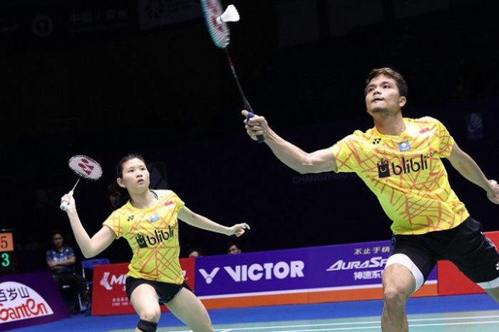 Pasangan ganda campuran Indonesia, Ricky Karanda Suwardi/Debby Susanto, mengembalikan kok ke arah Tang Chun Man/Tse Ying Suet (Hong Kong) pada babak perempat final China Open yang berlangsung di Olympic Sports Center Xincheng Gymnasium, Jumat (21/9/2018).