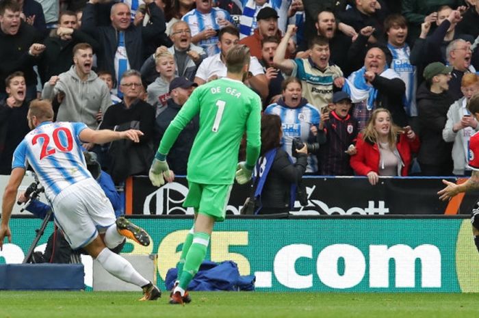 Laurent Depoitre (20) mencetak gol Huddersfield Town ke gawang Manchester United pada partai lanjutan Liga Inggris di Stadion John Smith, Sabtu (21/10/2017).