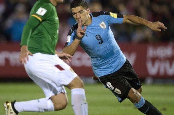 Striker Uruguay, Luis Suarez berselebrasi usai mencetak gol ke gawang Bolivia, Rabu (11/10/2017) dalam laga akhir Kualifikasi Piala Dunia 2018.