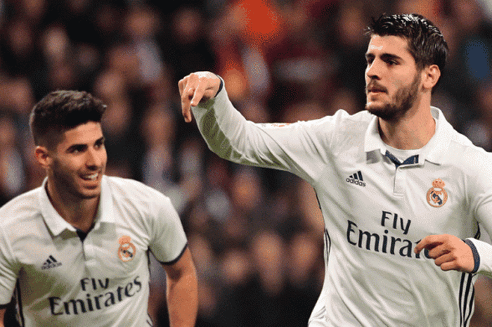 Alvaro Morata (kanan) merayakan gol dengan rekan timnya Marco Asensio dalam pertandingan La Liga antara Real Madrid kontra RC Deportivo di stadion Santiago Bernabeu, 10 Desember 2016. 